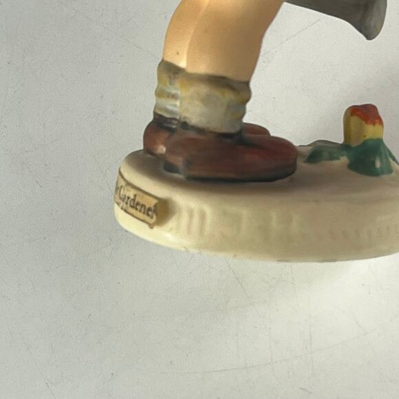 Vintage 1983 Hummel Figurine Goebel Little Gardener #74 TMK-5 Girl Watering Can - Picture 8 of 11